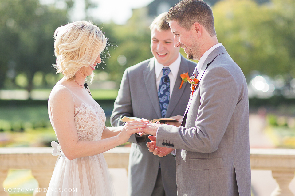 bride groom exchanging rings