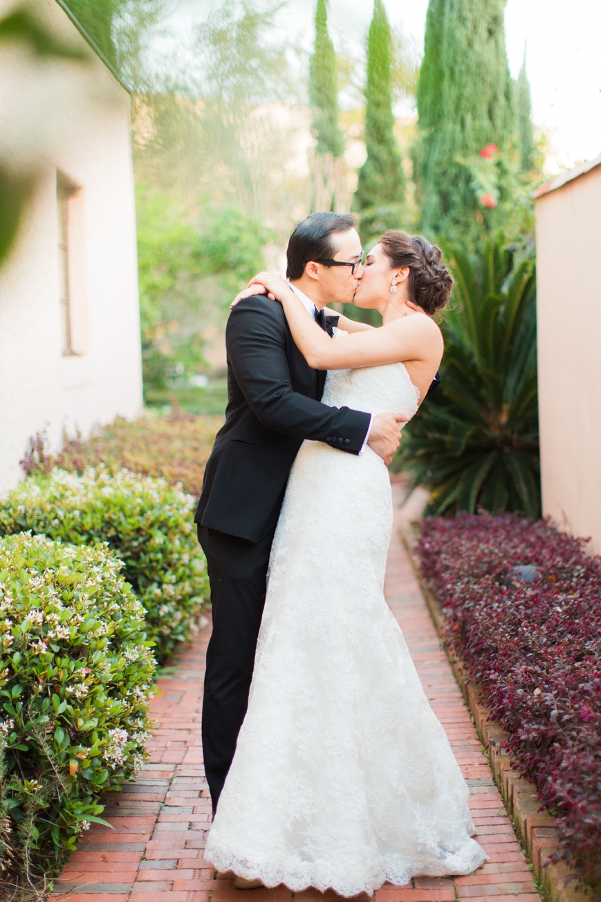 houston parador wedding bride and groom kiss